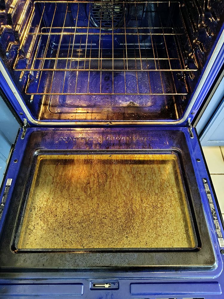Greasy oven before RiseUp Cleaning